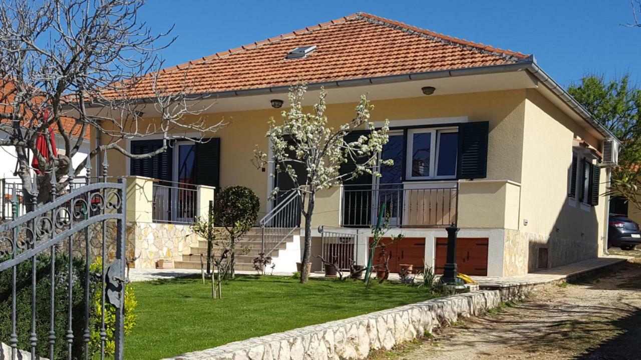 Holiday House Lavanda فرسي المظهر الخارجي الصورة